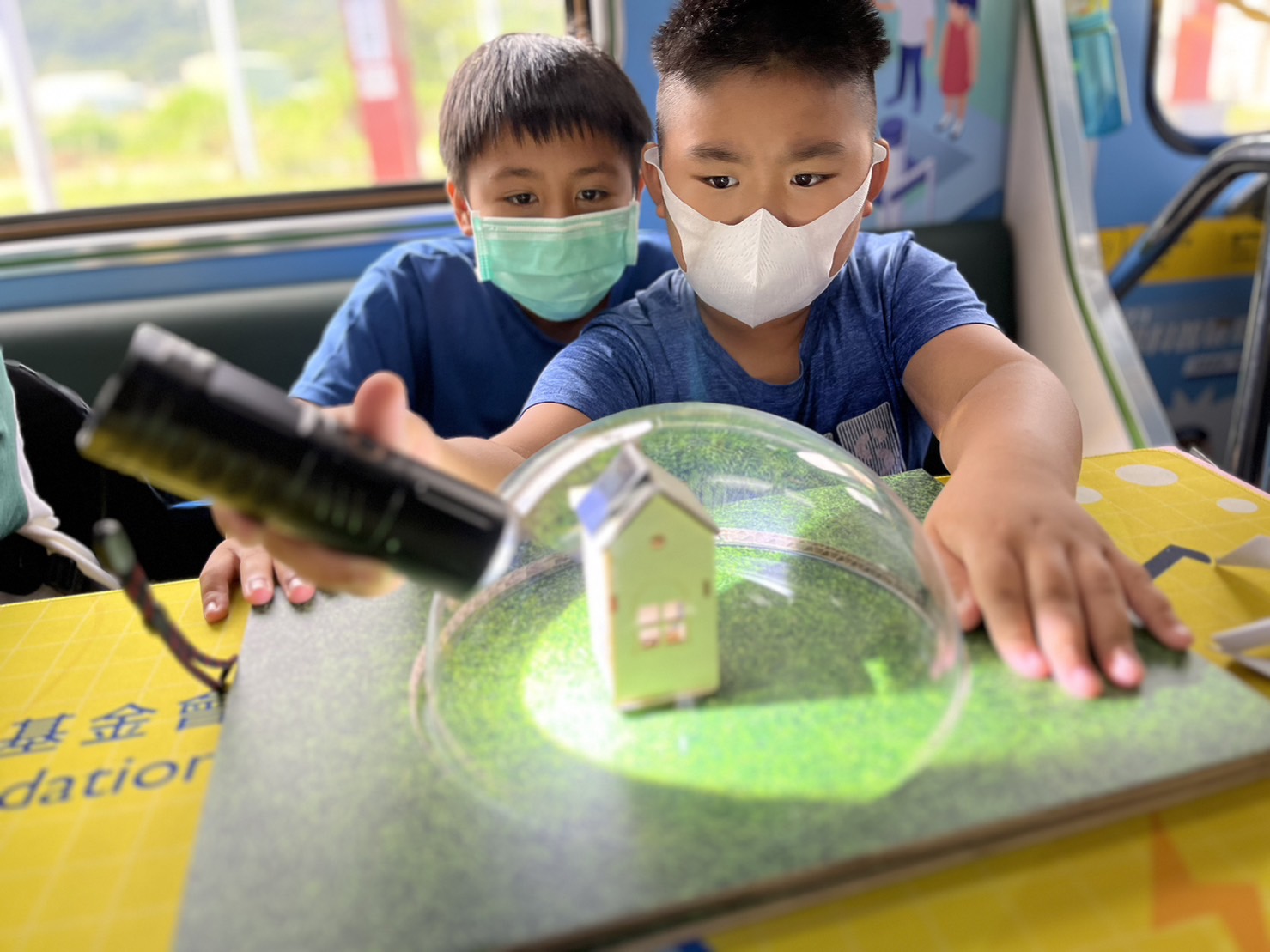 南宫·28WD參與基礎科學主題車廂，以STEAM教學精神，設計「逐日科學家」、「太陽能工程師」以及「淨零建築師」三大能源科普課程和實驗